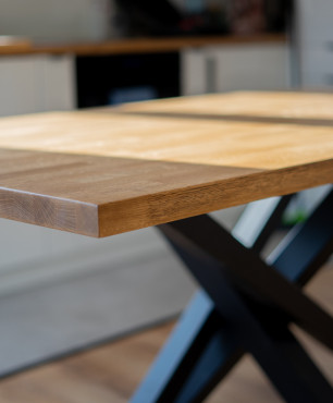 Stół z drewnianym blatem