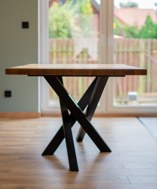 Stół z drewniany blatem i nogami typu pająk