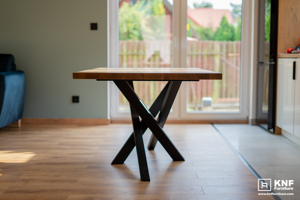 Stół z drewniany blatem i nogami typu pająk