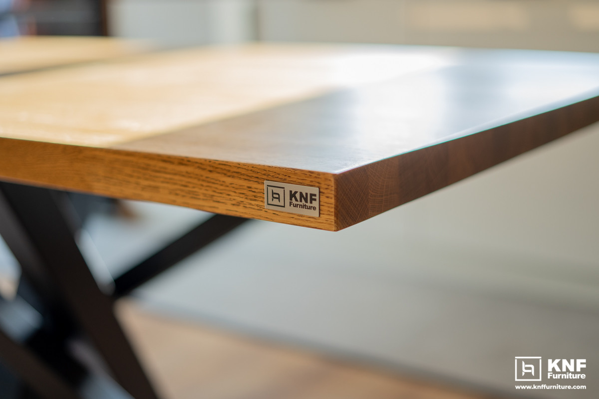 Dębowy stół ze stalowymi nogami w stylu "Pająk" - LOFT