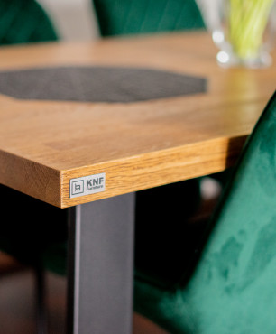 Stół z dębowym blatem i nogami stalowymi w kształcie litery U