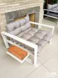 Fotel ogrodowy w kolorze białym z szarymi poduszkami
