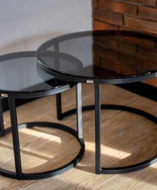 Dwa okrągłe stoliki kawowe ze szklanym blatem szklanym ciemnym dymionym