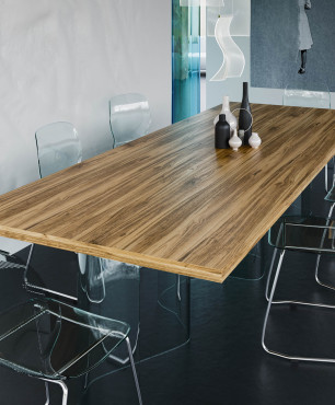 Designerski stół z nowoczesnymi krzesłami