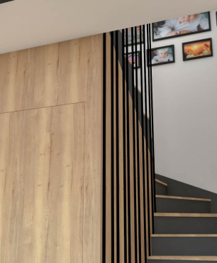Drewniane schody z boazerią na ścianie