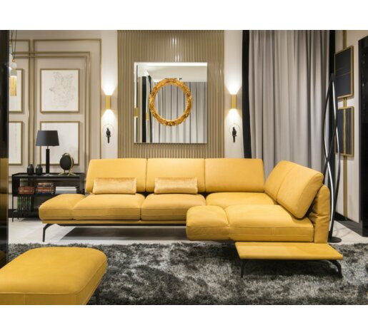 Salon w  stylu glamour z tapicerowanym narożnikiem w kolorze żółtym
