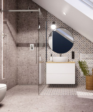Łazienka na poddaszu z wzorzystymi płytkami na ścianie oraz z prysznicem typu walk-in