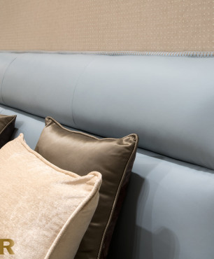 Sypialnia z tapicerowanym, niebieskim łóżkiem