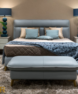 Klasyczna sypialnia z łóżkiem kontynentalnym w niebieskim obiciu