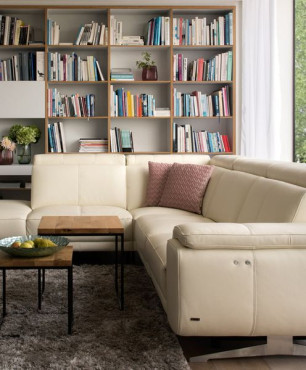 Salon z beżową, skórzaną sofą i dywanem shaggy