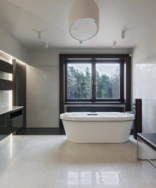 Designerska łazienka z czarnymi błyszczącymi meblami