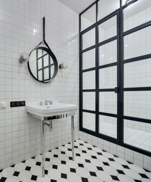 Biała łazienka ze stylowymi czarnymi dodatkami