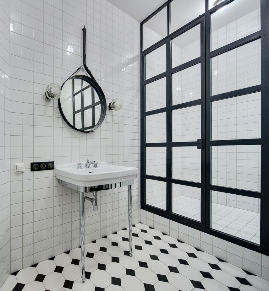 Biała łazienka ze stylowymi czarnymi dodatkami
