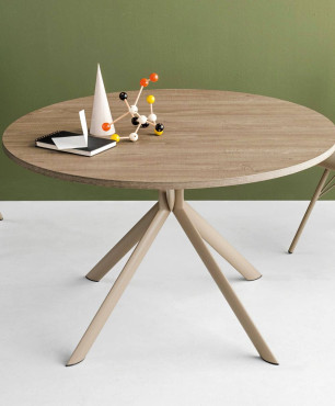 Jadalnia z drewnianym, okrągłym stołem i tapicerowanymi krzesłami