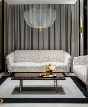 Salon z nowoczesnym wzorem na sofie i fotelu w salonie