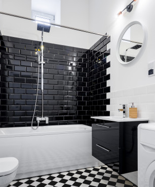 Czarno-biała łazienka ze  ścianą z czarnych cegieł
