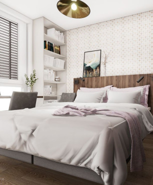 Sypialnia z dużym łóżkiem kontynentalnym oraz z drewnianą ścianą