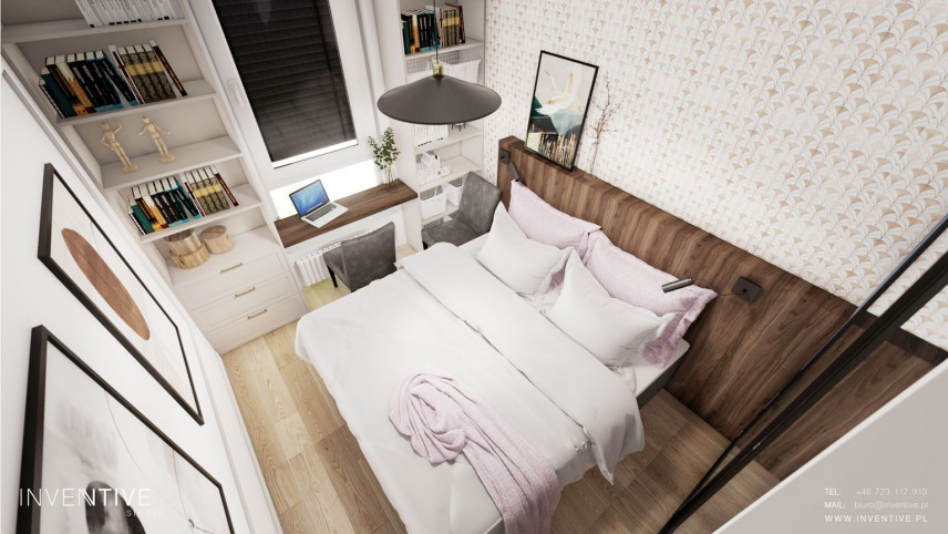 Sypialnia z połową ściany z drewnianą boazerią