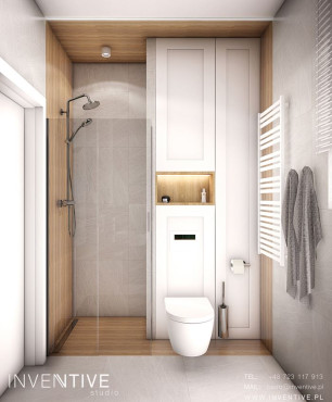 Łazienka z prysznicem typu walk-in z białą szafą