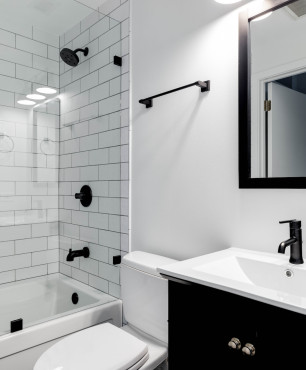 Biało-czarna łazienka z prysznicem i wanną