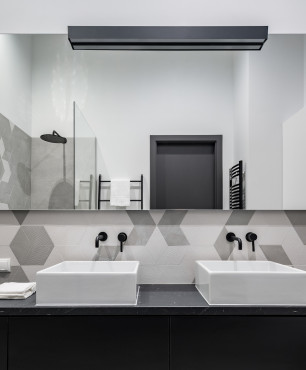 Czarno-biało-szara łazienka z dużym lustrem