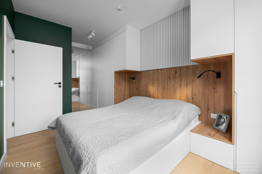 Sypialnia z drewnianą boazerią na ścianie
