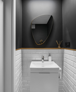 Mała łazienka ze ścianami pomalowanymi na czarno