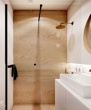 Mała łazienka z imitacją drewnianych płytek na ścianie