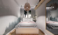 Aranżacja małej sypialni z drewnianą półką zamontowaną do ściany