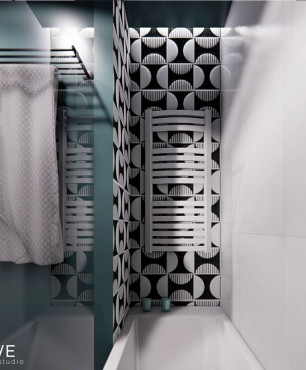Łazienka z wanną akrylową i biało-czarnymi płytkami na ścianie