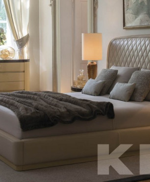 Sypialnia w stylu glamour z dużym łóżkiem kontynentalnym
