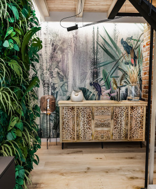 Tapeta z motywem dżungli na ścianie w korytarzu