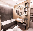 Nowoczesna łazienka z imitacją drewnianych płytek na ścianie