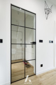 Szklane drzwi w stylu loft w przedpokoju