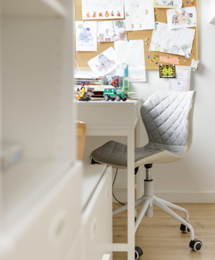 Pokój nastolatka z białym biurkiem i obrotowym krzesłem