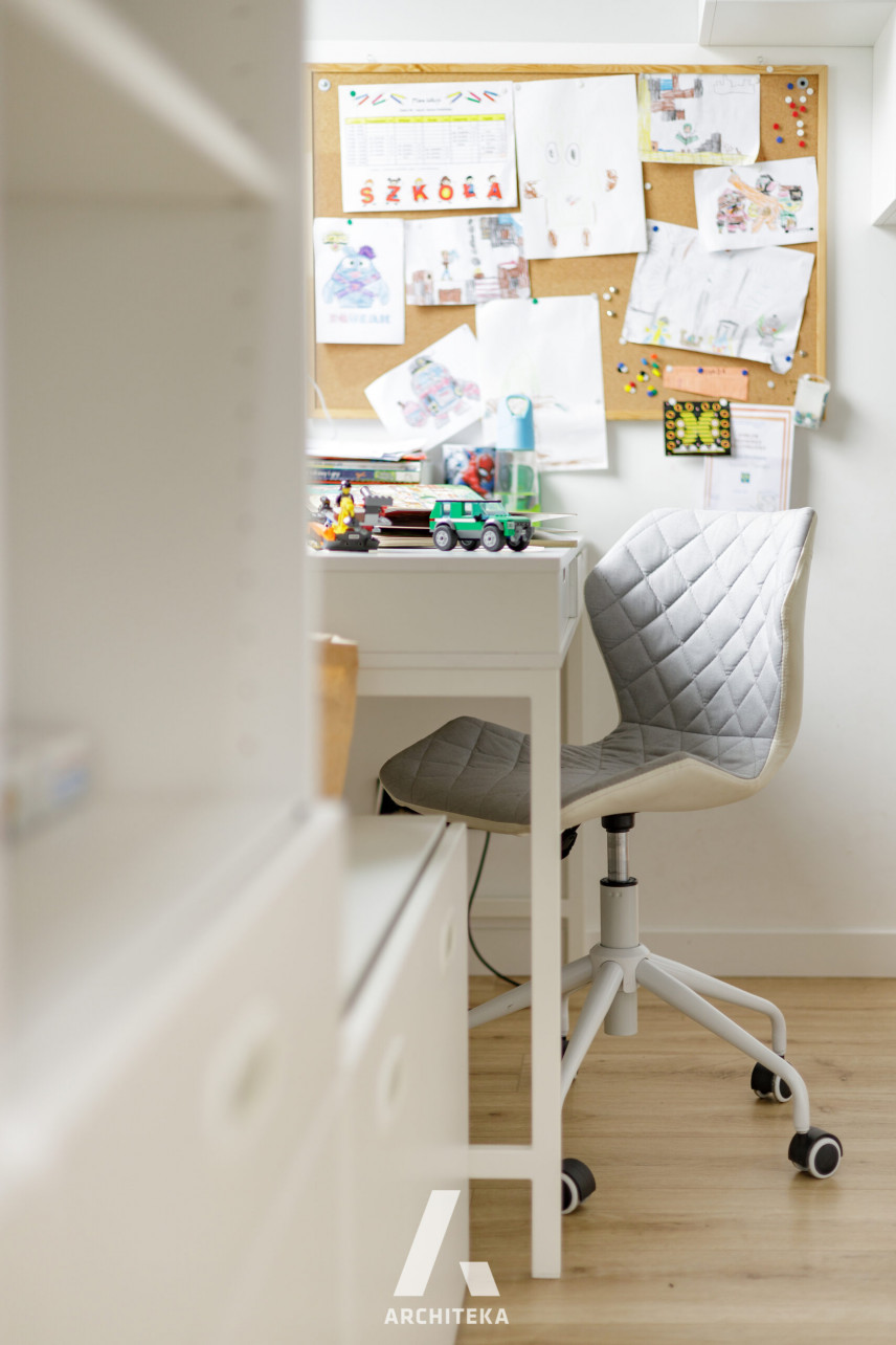 Pokój nastolatka z białym biurkiem i obrotowym krzesłem