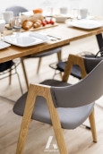 Jadalnia z drewniano-tapicerowanymi krzesłami