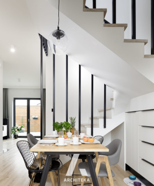 Kuchnia otwarta z jadalnią w minimalistycznym stylu