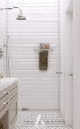 Łazienka z imitacją białej cegły na ścianie