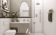 Łazienka z imitacją białej cegły w połysku na ścianie