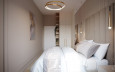 Sypialnia z beżowym panelem tapicerowanym