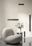 Elegancka ściana z ceramiki w salonie w stylu klasycznym