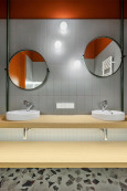 Modernistyczna  łazienka szaro-pamarańczowa