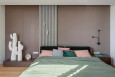 Pastelowa sypialnia ze ścianą z szarym lamelem
