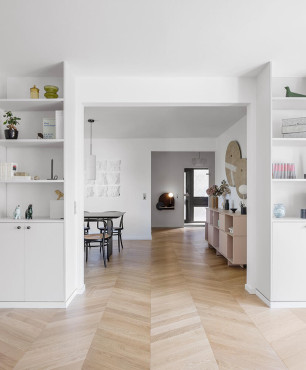 Przestrzenny salon w stylu skandynawskim z białymi meblami