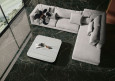 Aranżacja salonu z czarnymi płytkami z kolekcji My Way by Gosia Baczyńska z narożnikiem