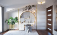 Toaletka z tapetą w kwiaty na ścianie oraz z lustrem w złotej ramie