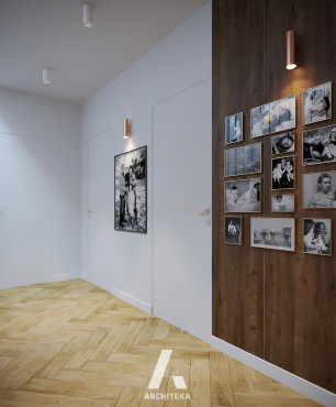 Biały korytarz z drewnianą ścianą