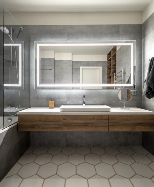 Łazienka w stylu skandynawskim z podświetlanym lustrem