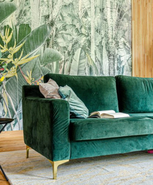 Zielona, welurowa sofa w salonie